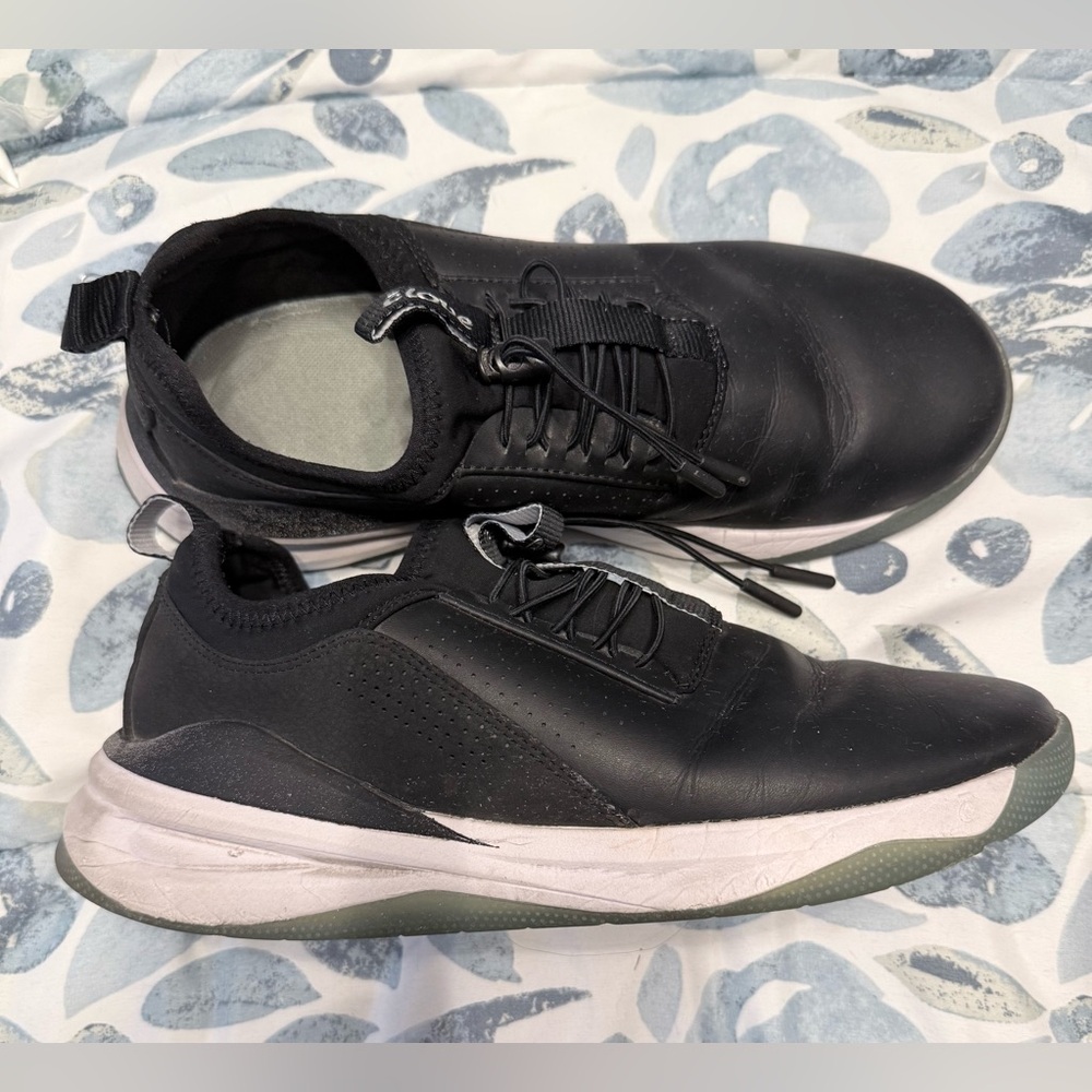 Clove Black Slip-On Casual Sneakers with Toggle Laces